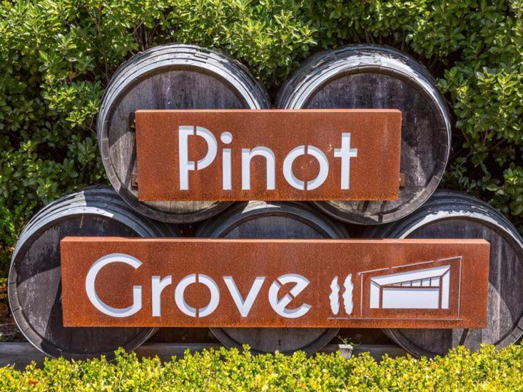 Pride Of Pinot - Martinborough Holiday Home Exteriör bild